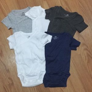 5 sidesnap H&M short sleeve onesies 2-4mths